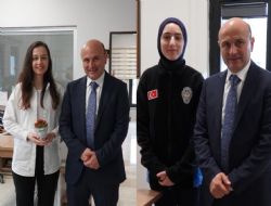 Oral�dan kad�n personeline �i�ekli kutlama